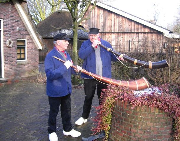 De Midwinterhoorn, oeroude vertolker van een sterk verlangen naar het voorjaarslicht. holterbroek canadese begraafplaats 